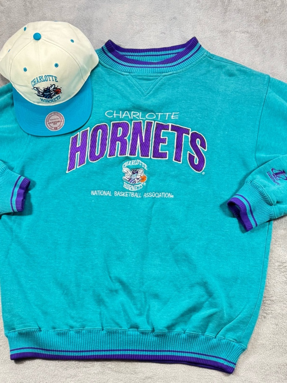 Vintage 90’s Logo Athletic Charlotte Hornets Sweater Size Large W/Cap - Picture 4 of 5